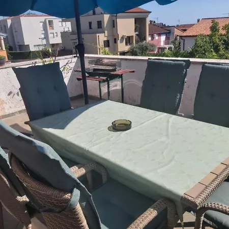 アパート Delfar Penthouse ロヴィニ